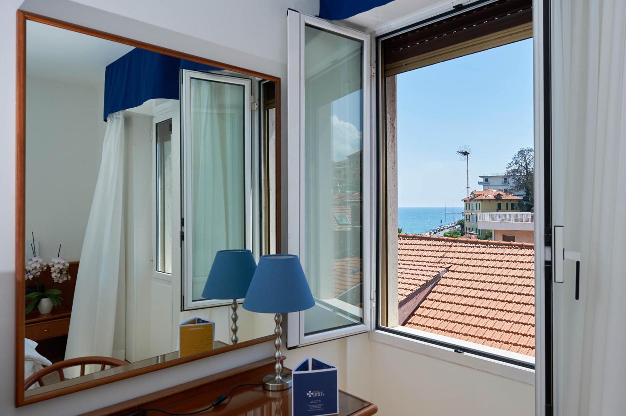 Hotel Croce Di Malta Imperia Zimmer foto