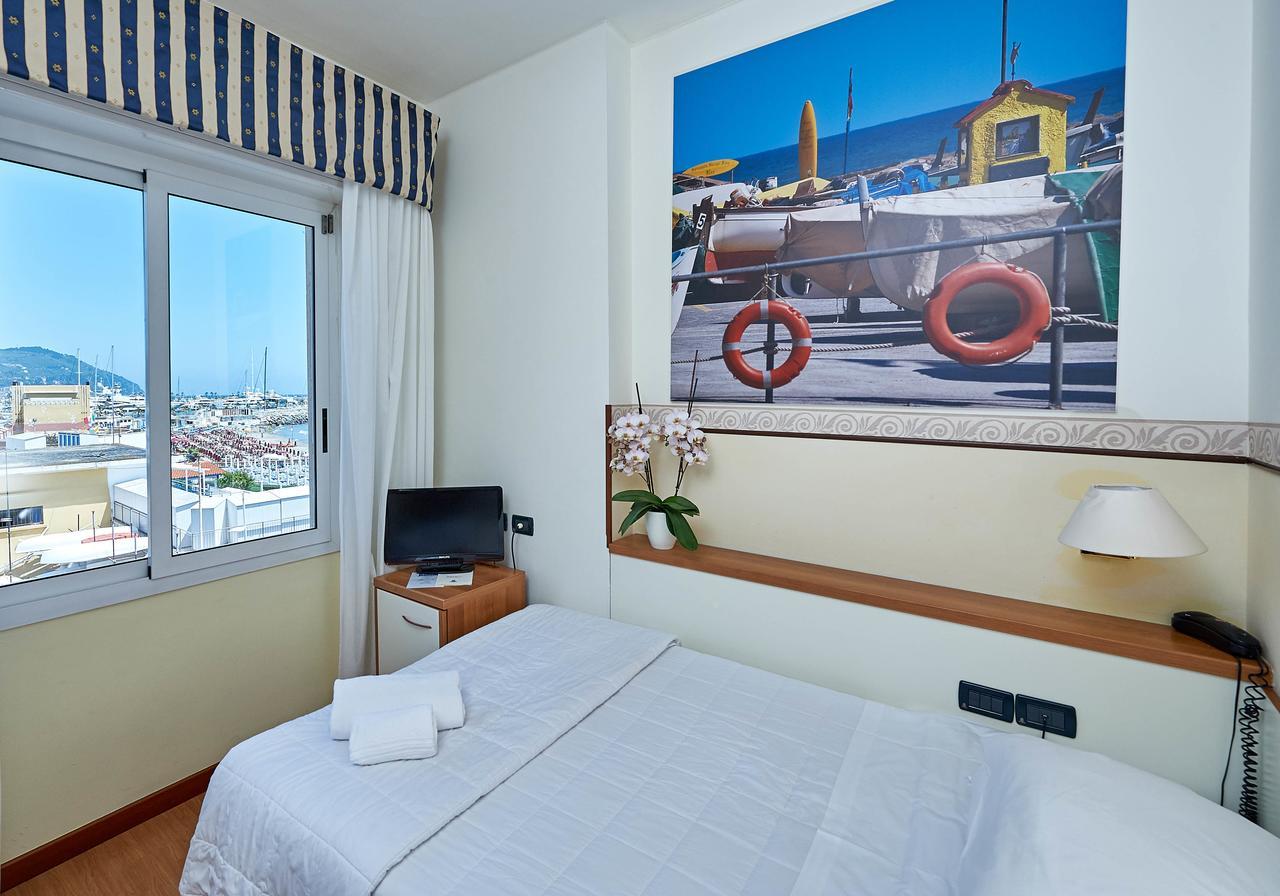 Hotel Croce Di Malta Imperia Exterior foto